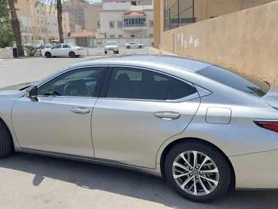 2025 لكزس إي إس 300 هايبرد