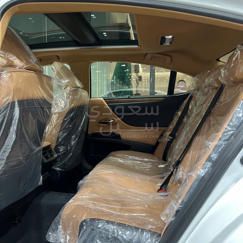 2025 لكزس إي إس 350