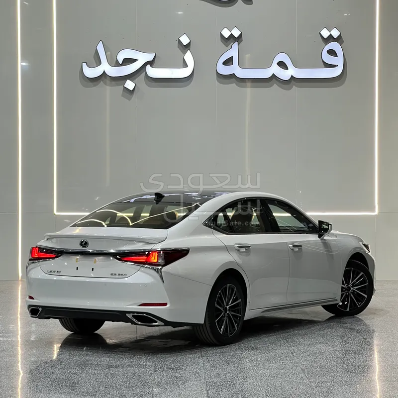 2025 لكزس إي إس 350