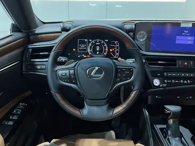 2025 لكزس إي إس 350