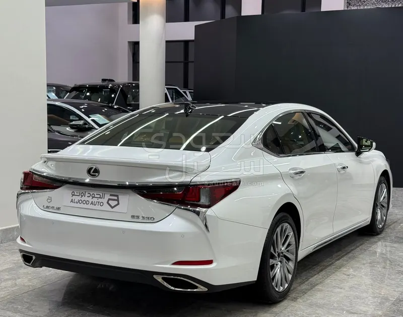2025 لكزس إي إس 350
