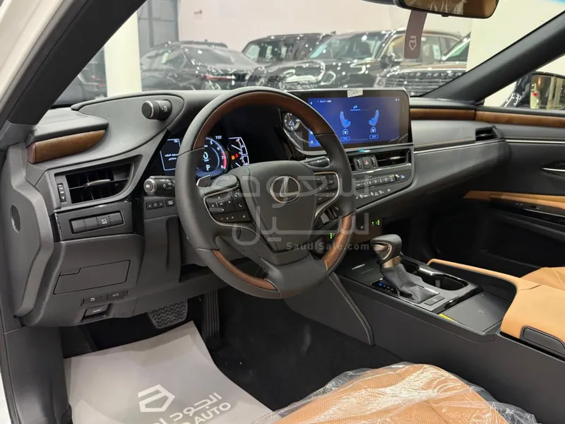 2025 لكزس إي إس 350