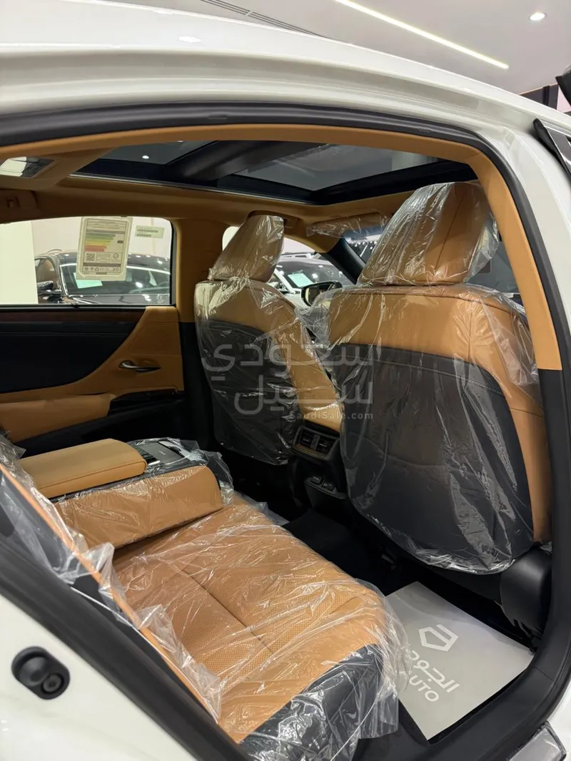 2025 لكزس إي إس 350
