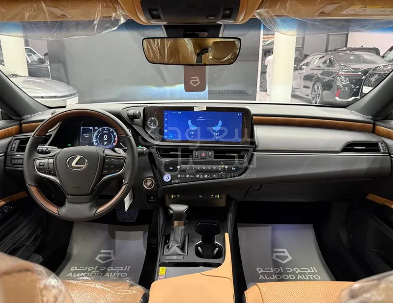 2025 لكزس إي إس 350