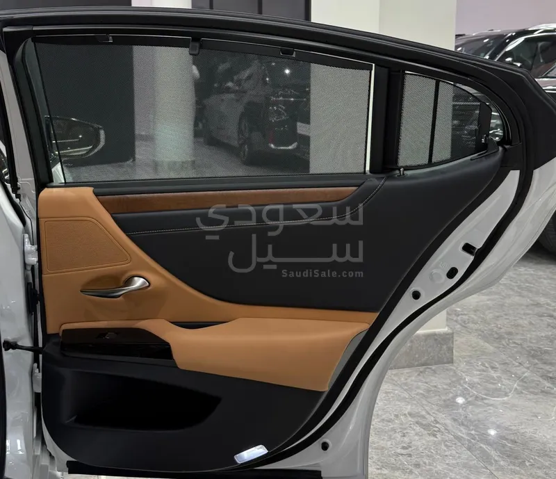 2025 لكزس إي إس 350