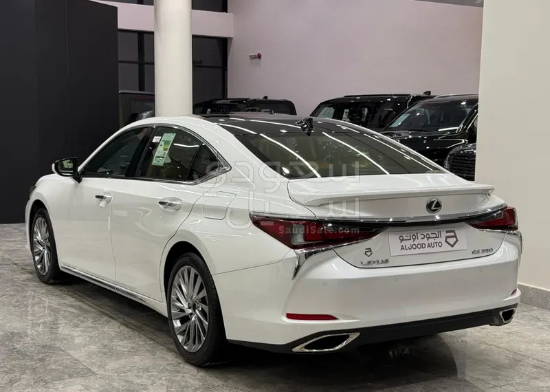 2025 لكزس إي إس 350