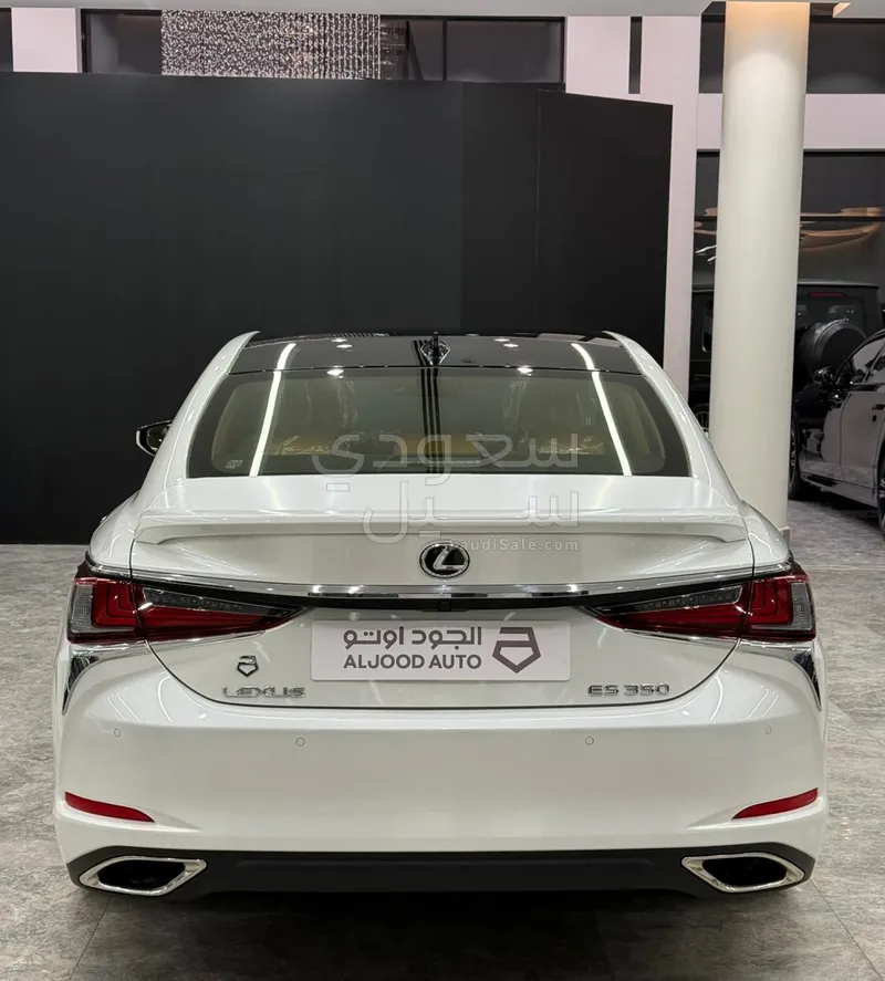 2025 لكزس إي إس 350