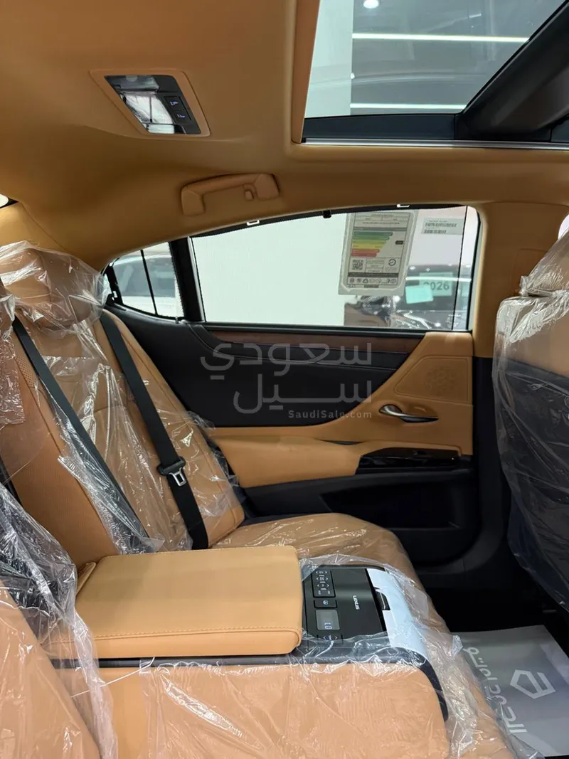 2025 لكزس إي إس 350