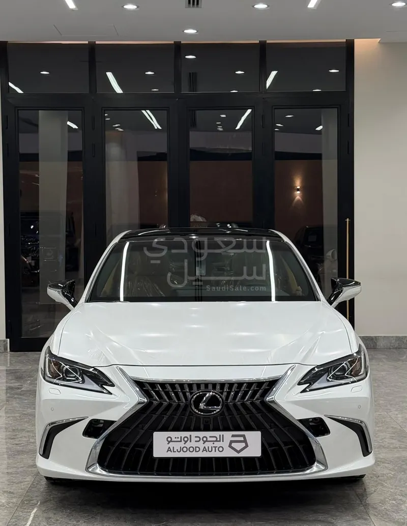 2025 لكزس إي إس 350