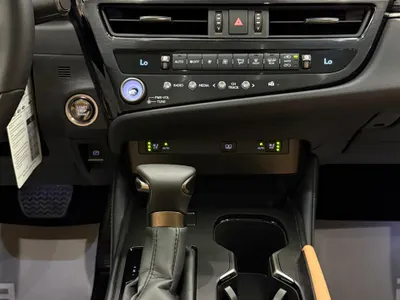 2025 لكزس إي إس 350