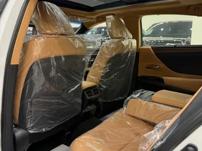2025 لكزس إي إس 350