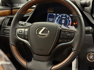 2025 لكزس إي إس 350