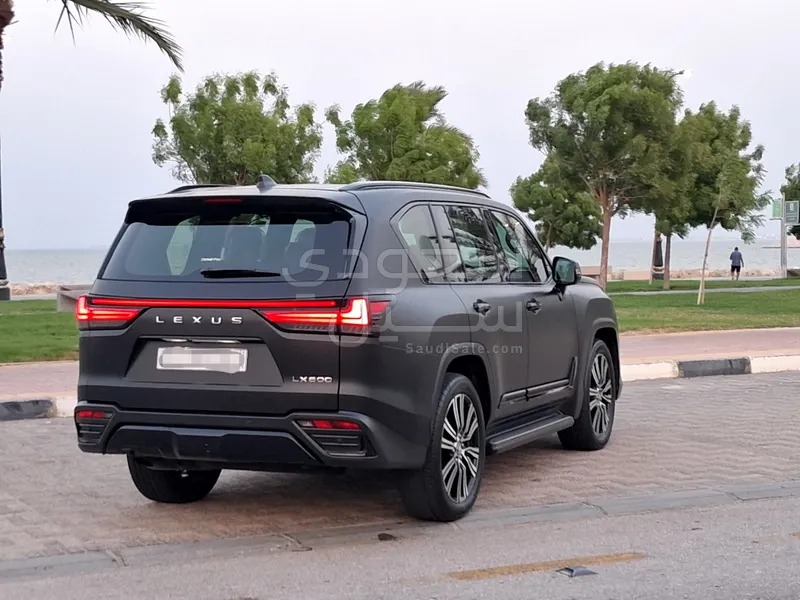 2025 لكزس إل إكس 600 BB