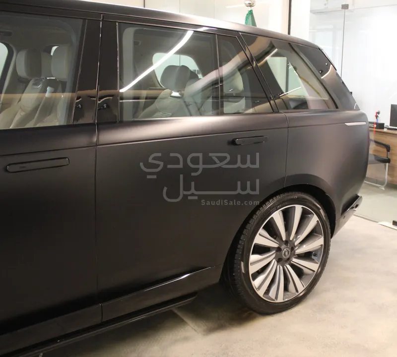 2024 لاند روفر رينج روفر اس في اوتوبيوغرافي