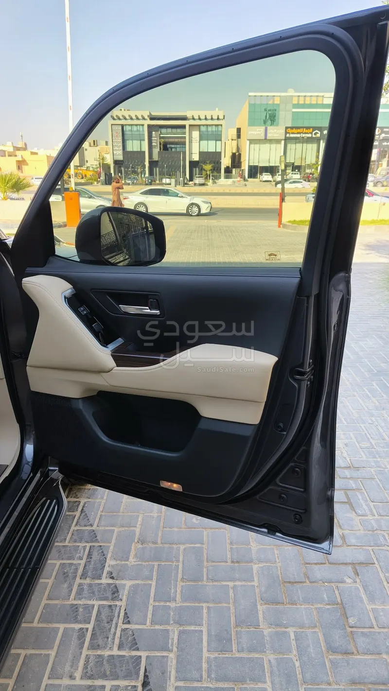 2022 تويوتا لاند كروزر جي اكس ار