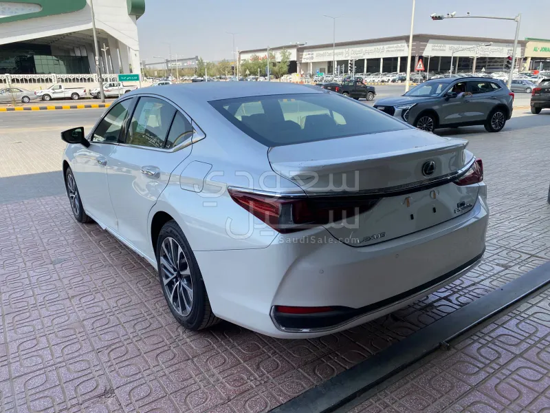 2025 لكزس إي إس 300 هايبرد