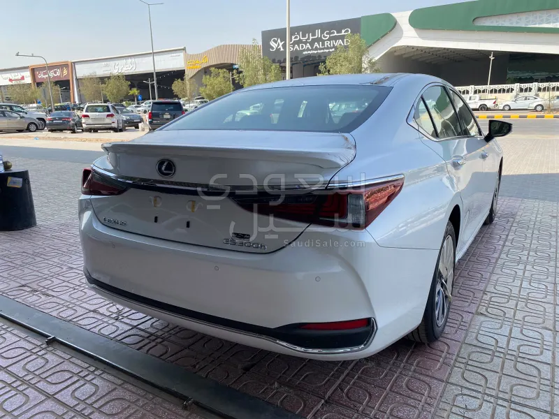 2025 لكزس إي إس 300 هايبرد