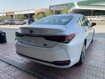 2025 لكزس إي إس 300 هايبرد
