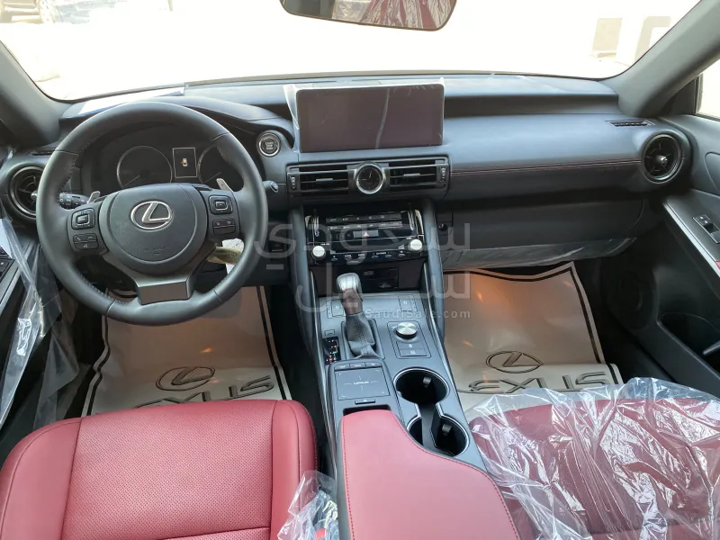 2025 لكزس آي إس 350