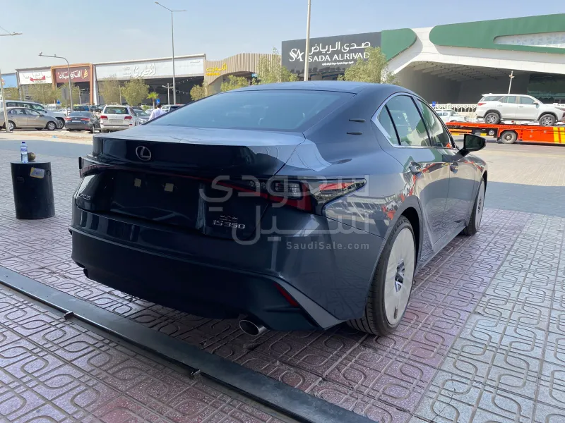 2025 لكزس آي إس 350