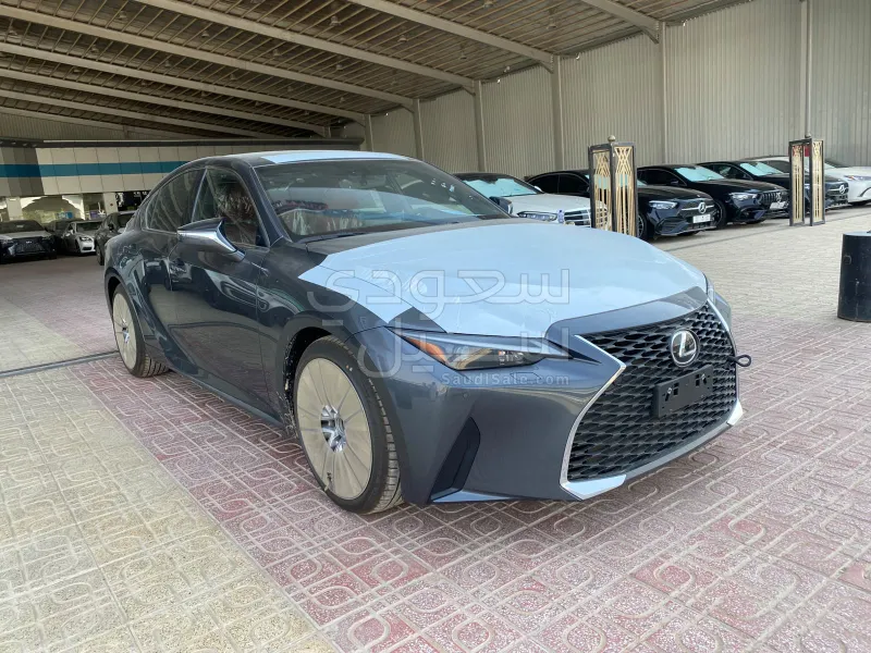 2025 لكزس آي إس 350