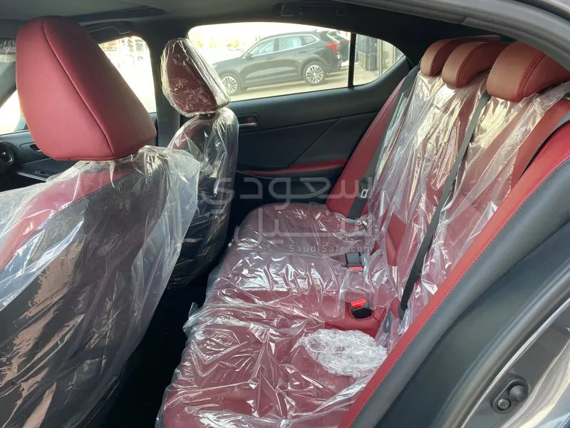 2025 لكزس آي إس 350