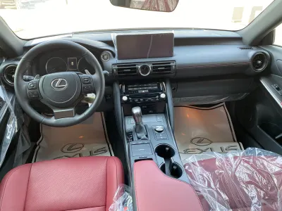 2025 لكزس آي إس 350