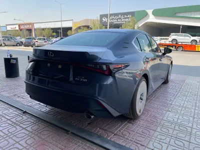 2025 لكزس آي إس 350