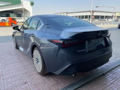 2025 لكزس آي إس 350
