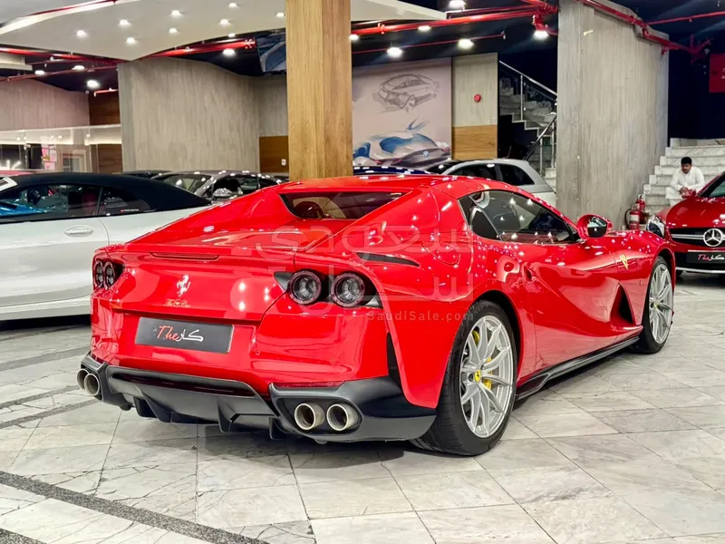 2021 فيراري 812 جي تي اس