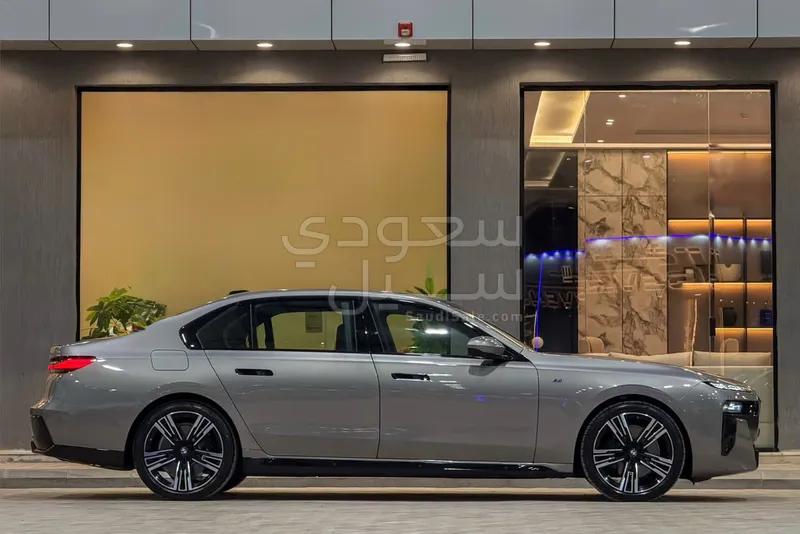 2026 بي ام دبليو الفئة السابعة 735أي