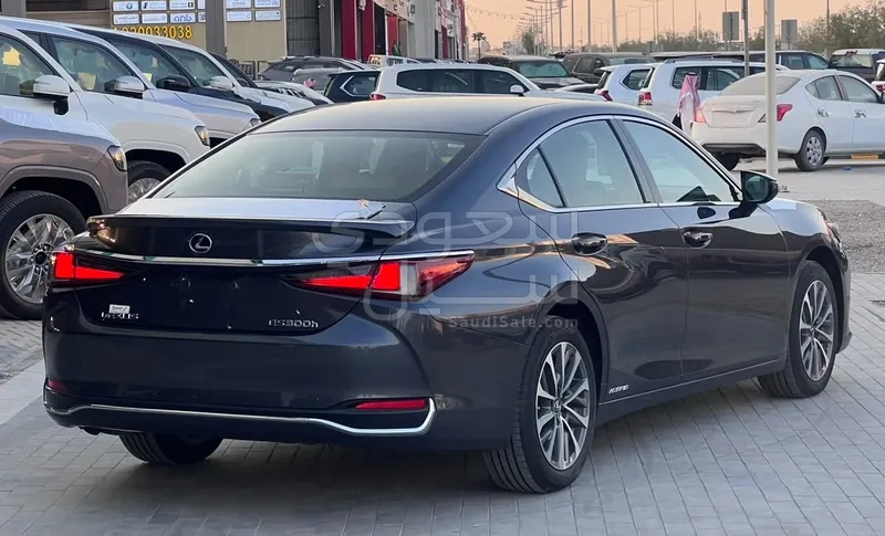 2022 لكزس إي إس 300 هايبرد