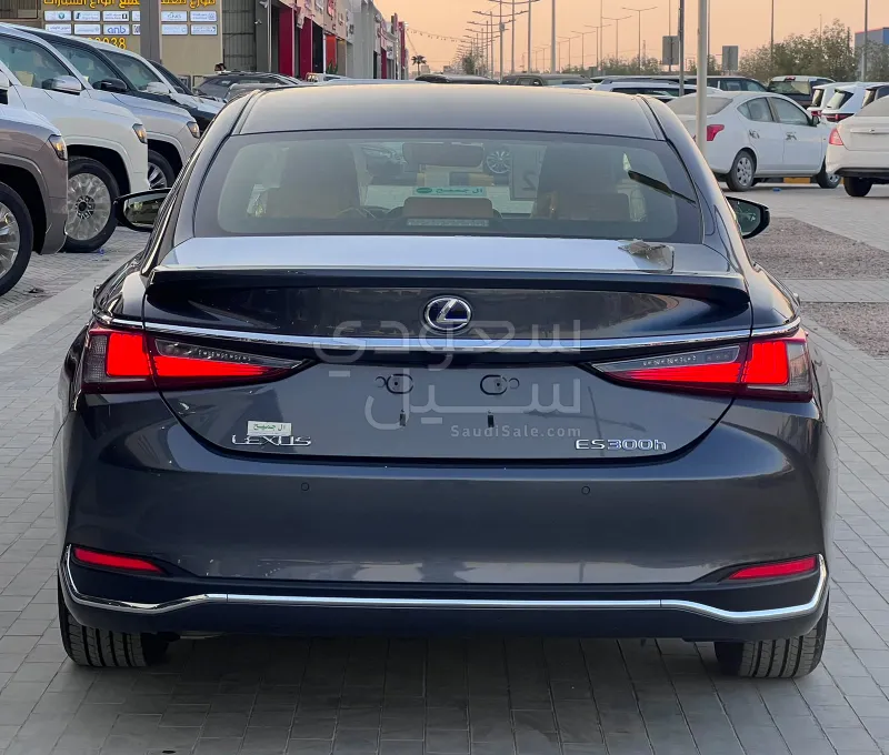 2022 لكزس إي إس 300 هايبرد