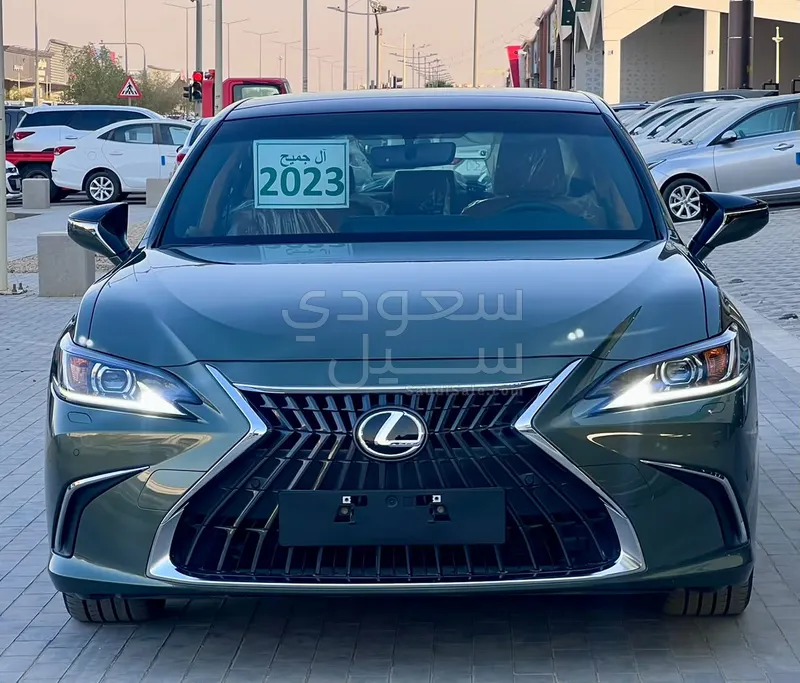 2023 لكزس إي إس 350