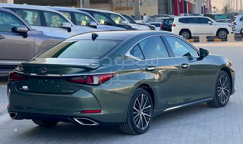 2023 لكزس إي إس 350