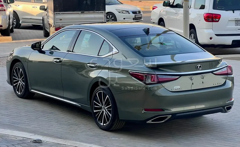 2023 لكزس إي إس 350