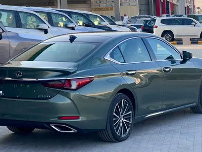 2023 لكزس إي إس 350