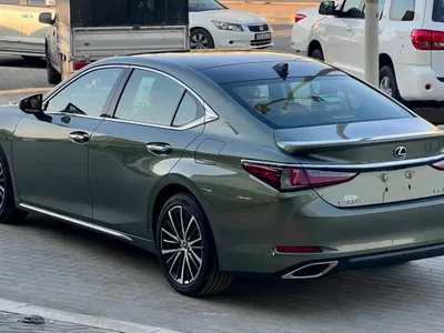 2023 لكزس إي إس 350