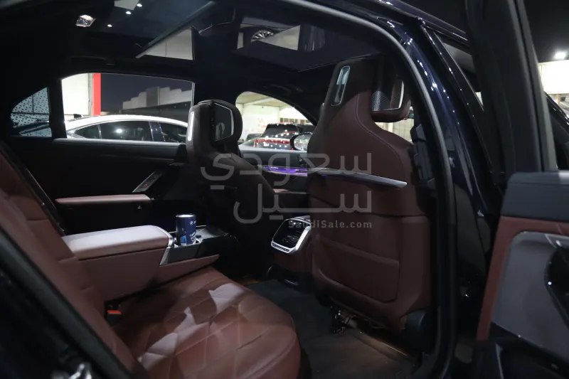 2024 بي ام دبليو الفئة السابعة 735 إل أي