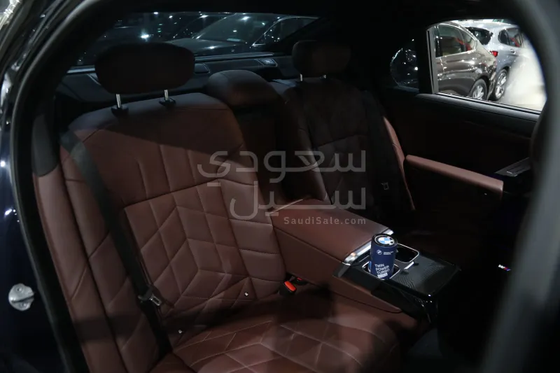 2024 بي ام دبليو الفئة السابعة 735 إل أي