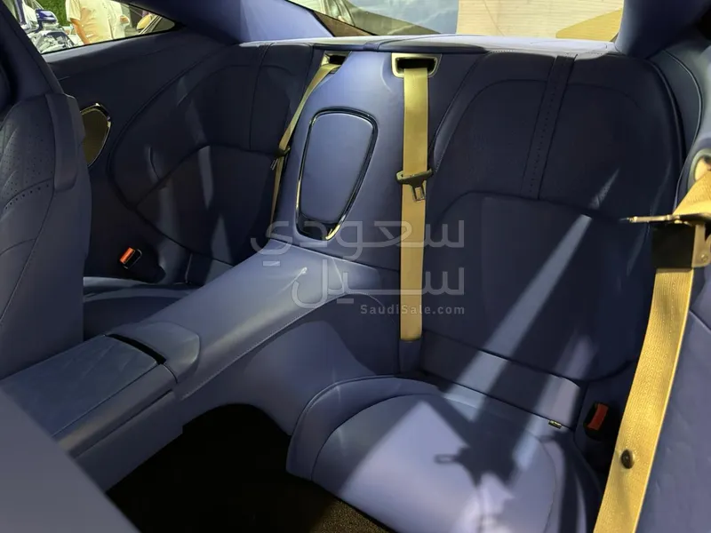 2025 استون مارتن دي بي 12