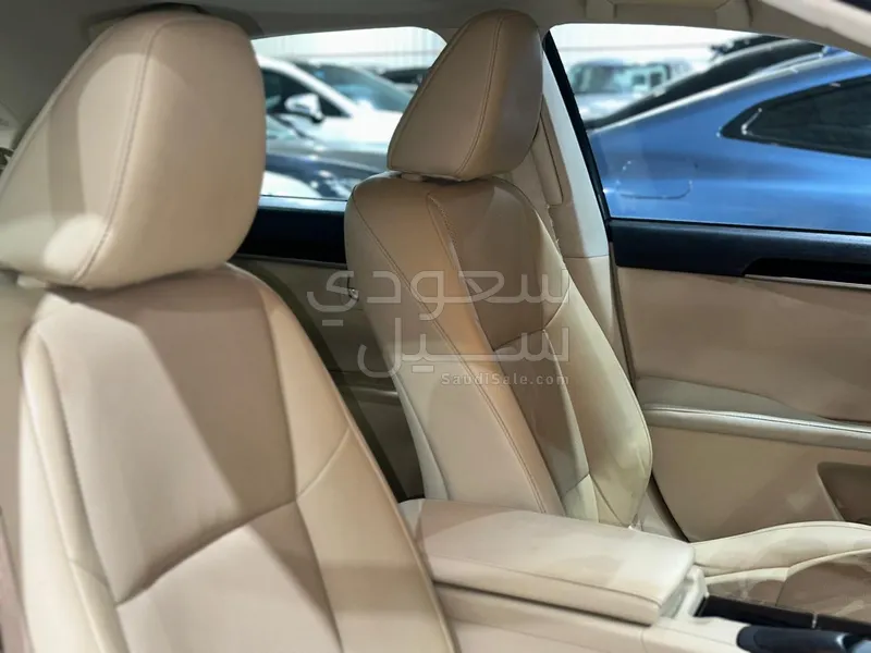 2015 لكزس إي إس 250