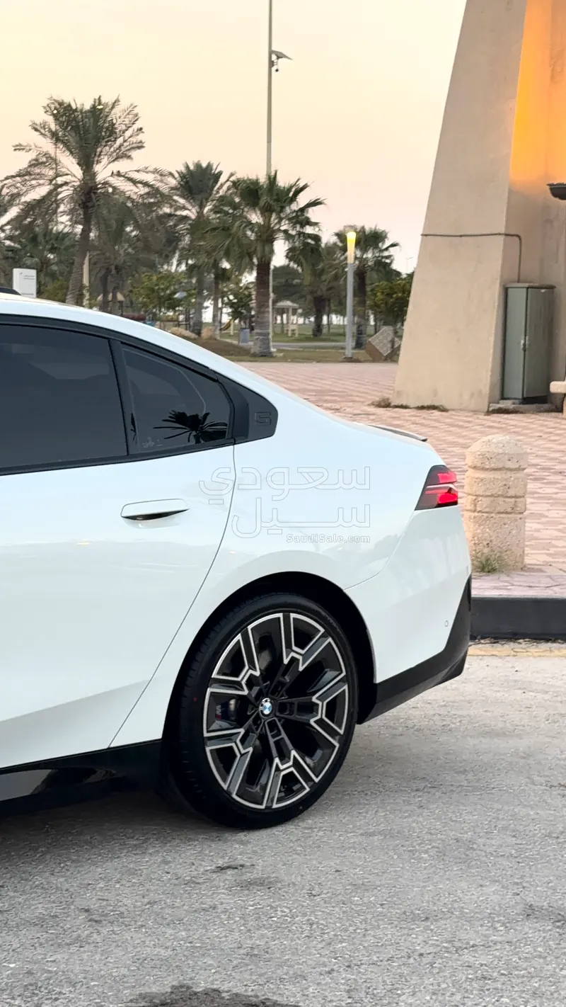 2024 بي ام دبليو الفئة الخامسة 520 أي