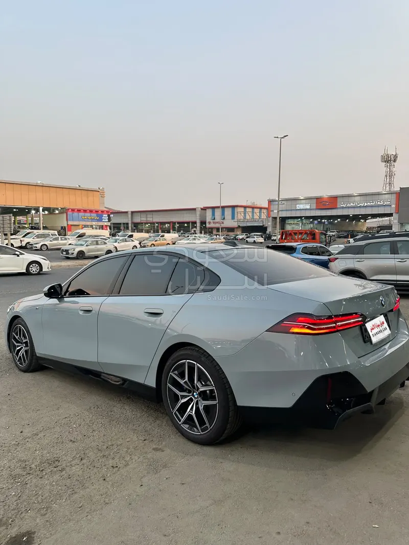 2024 بي ام دبليو الفئة الخامسة 520 أي