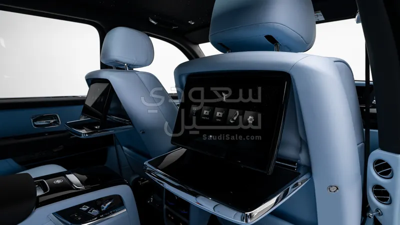2027 رولز رويس كولينان سلفر بادج