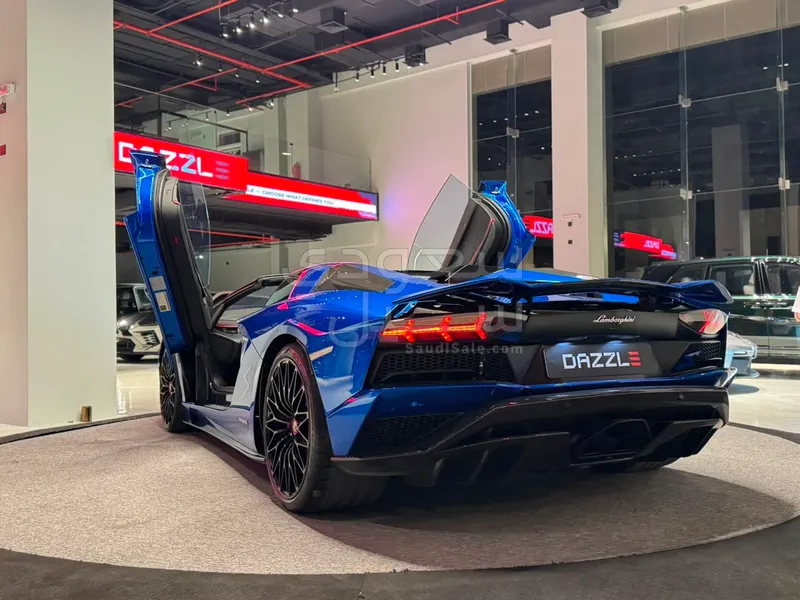 2019 لمبرجيني افنتادور رودستر