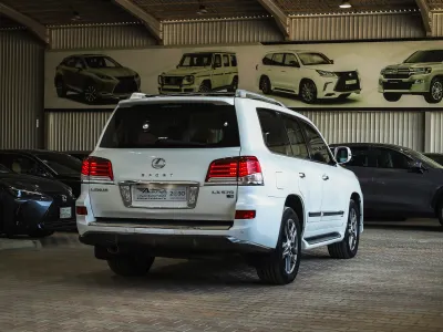 2015 لكزس إل إكس 570