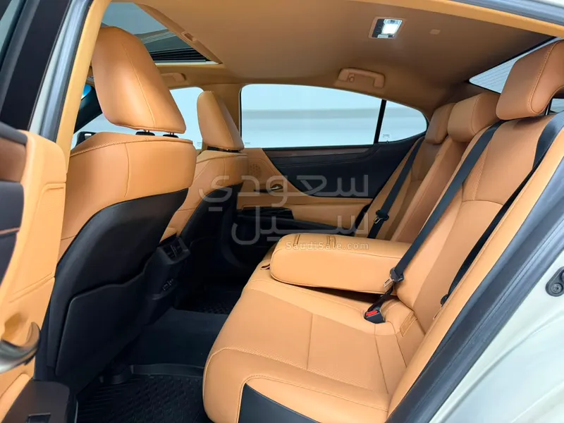 2023 لكزس إي إس 350