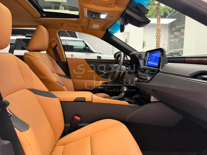 2023 لكزس إي إس 350