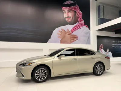 2023 لكزس إي إس 350